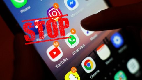 ZAKLJUČAVAJU IH: Kompanija ZABRANILA zaposlenima upotrebu mobilnih telefona na poslu ZAKLJUČAVAJU IH: Kompanija ZABRANILA zaposlenima upotrebu mobilnih telefona na poslu