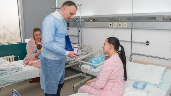 МАМИНА ТРЕЋА, ЗРЕЊАНИНУ ПРВА БЕБА У 2025: Први нови становник града на Бегеју, Јован, родио се 25 минута после поноћи МАМИНА ТРЕЋА, ЗРЕЊАНИНУ ПРВА БЕБА У 2025: Први нови становник града на Бегеју, Јован, родио се 25 минута после поноћи