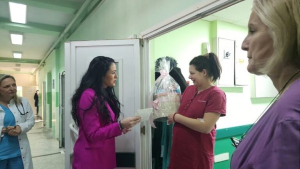 РАЂАЊЕ У ПОРАСТУ У ЛОЗНИЦИ: Дарови бебама рођеним у Новој години РАЂАЊЕ У ПОРАСТУ У ЛОЗНИЦИ: Дарови бебама рођеним у Новој години