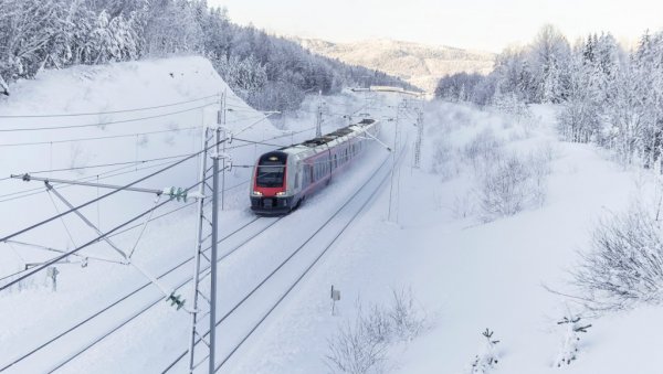 ОКО 100 ЉУДИ ЕВАКУИСАНО ИЗ ВОЗА У НОРВЕШКОЈ: Сатима били без грејања ОКО 100 ЉУДИ ЕВАКУИСАНО ИЗ ВОЗА У НОРВЕШКОЈ: Сатима били без грејања