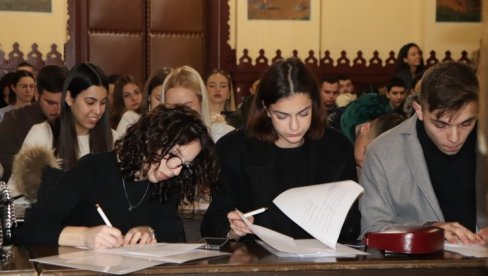 PODRŠKA ZA 111 STUDENATA: Apatin dodelio stipendije PODRŠKA ZA 111 STUDENATA: Apatin dodelio stipendije