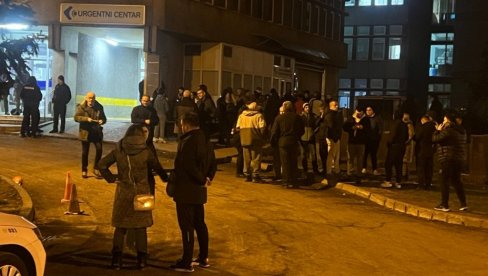 HOĆE LI PREŽIVETI? Rodbina i prijatelji ranjenih u masakru na Cetinju ispred KC Crne Gore (FOTO) HOĆE LI PREŽIVETI? Rodbina i prijatelji ranjenih u masakru na Cetinju ispred KC Crne Gore (FOTO)