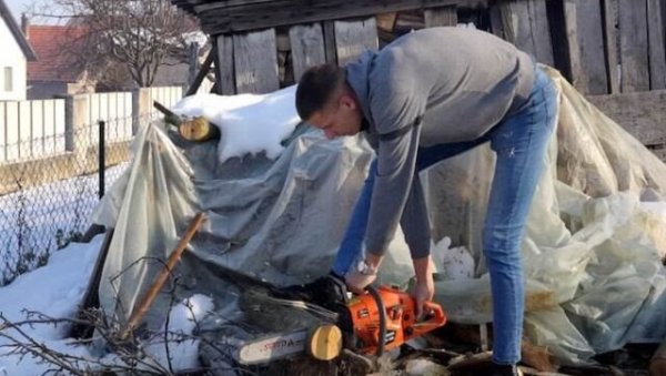 ТЕСТЕРА НА ДАР ДА ОЛАКША РАД: Град Лозница наградио посвећеност, марљивост и хуманост суграђанина Луке Крстића ТЕСТЕРА НА ДАР ДА ОЛАКША РАД: Град Лозница наградио посвећеност, марљивост и хуманост суграђанина Луке Крстића