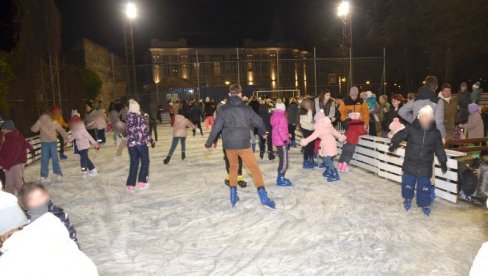 ZABAVA NA LEDU: Otvoreno besplatno klizalište ZABAVA NA LEDU: Otvoreno besplatno klizalište