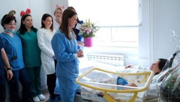 БЕБАМА ПО 300.000 ДИНАРА: Град наставља традицију даривања прворођених малишана БЕБАМА ПО 300.000 ДИНАРА: Град наставља традицију даривања прворођених малишана