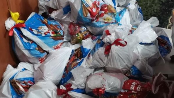 ЧАРОЛИЈА ПРАЗНИКА: Пакетићи малим Младеновчанима на Савиндан ЧАРОЛИЈА ПРАЗНИКА: Пакетићи малим Младеновчанима на Савиндан