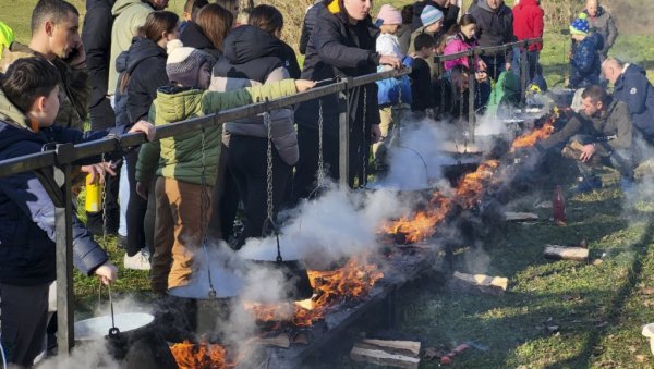 НАЈМЛАЂИ КУВАЛИ ПАПРИКАШ: У Апатину одржана радионица за припрему рибљег специјалитета НАЈМЛАЂИ КУВАЛИ ПАПРИКАШ: У Апатину одржана радионица за припрему рибљег специјалитета
