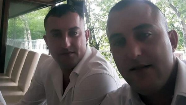 ЗЛОЧИНАЦ МОНСТРУОЗНО УБИО БЛИЗАНАЦЕ И ЊИХОВЕ РОДИТЕЉЕ: Узео тетејац, мењао оквире и пуцао ЗЛОЧИНАЦ МОНСТРУОЗНО УБИО БЛИЗАНАЦЕ И ЊИХОВЕ РОДИТЕЉЕ: Узео тетејац, мењао оквире и пуцао