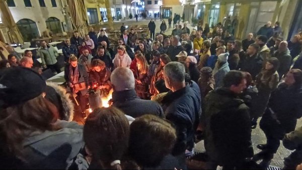 У ТИВТУ У СУТРА У 12 - 12 МИНУТА ТИШИНЕ: Новљани уз цвеће, свеће и молитве вечерас одали почаст жртвама масакра на Цетињу У ТИВТУ У СУТРА У 12 - 12 МИНУТА ТИШИНЕ: Новљани уз цвеће, свеће и молитве вечерас одали почаст жртвама масакра на Цетињу