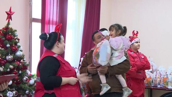АKТИВНОСТИ ЦРВЕНОГ KРСТА ГРАДА ЈАГОДИНЕ: Децу обрадовали пакетићима АKТИВНОСТИ ЦРВЕНОГ KРСТА ГРАДА ЈАГОДИНЕ: Децу обрадовали пакетићима