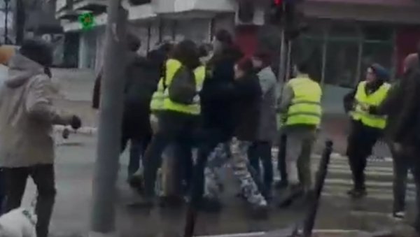 ПРЕТУЧЕН ЧОВЕК У НОВОМ САДУ, ПРЕД ЋЕРКОМ КОЈА ВРИШТИ ОД СТРАХА: Језив снимак са протеста (ВИДЕО) ПРЕТУЧЕН ЧОВЕК У НОВОМ САДУ, ПРЕД ЋЕРКОМ КОЈА ВРИШТИ ОД СТРАХА: Језив снимак са протеста (ВИДЕО)