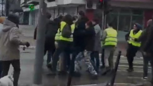 PRETUČEN ČOVEK U NOVOM SADU, PRED ĆERKOM KOJA VRIŠTI OD STRAHA: Jeziv snimak sa protesta (VIDEO) PRETUČEN ČOVEK U NOVOM SADU, PRED ĆERKOM KOJA VRIŠTI OD STRAHA: Jeziv snimak sa protesta (VIDEO)