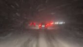 SNEG SATIMA NE PRESTAJE DA PADA: Evo gde se očekuju najveće padavine u toku noći (VIDEO) SNEG SATIMA NE PRESTAJE DA PADA: Evo gde se očekuju najveće padavine u toku noći (VIDEO)