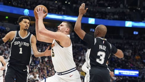 DUEL O KOME BRUJI AMERIKA: Jokić ubacio 41 poen u neverovatnoj drami protiv Vembanjame (VIDEO/FOTO) DUEL O KOME BRUJI AMERIKA: Jokić ubacio 41 poen u neverovatnoj drami protiv Vembanjame (VIDEO/FOTO)