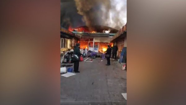 СТРАВИЧАН ПОЖАР НА ПИЈАЦИ, ИМА МРТВИХ: Драматичне сцене у северном делу Кине (ФОТО/ВИДЕО) СТРАВИЧАН ПОЖАР НА ПИЈАЦИ, ИМА МРТВИХ: Драматичне сцене у северном делу Кине (ФОТО/ВИДЕО)