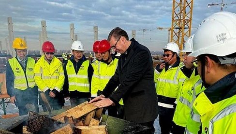 EKSPO JE ČUDO, NEVEROVATAN NAPREDAK U 4 NEDELJE Vučić sa gradiliša: Niče novi, moderni grad na obodu našeg Beograda (FOTO) EKSPO JE ČUDO, NEVEROVATAN NAPREDAK U 4 NEDELJE Vučić sa gradiliša: Niče novi, moderni grad na obodu našeg Beograda (FOTO)