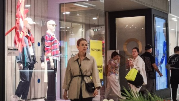 ИТАЛИЈАНСКИ МОДНИ ГИГАНТ У ВЕЛИКОЈ КРИЗИ: Затварају 419 продавница, изгубили чак 1,6 милијарди евра за 12 година ИТАЛИЈАНСКИ МОДНИ ГИГАНТ У ВЕЛИКОЈ КРИЗИ: Затварају 419 продавница, изгубили чак 1,6 милијарди евра за 12 година