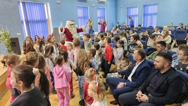 РАДОСТ НА ПРАЗНИК ОЦИ УОЧИ БОЖИЋА: Одржана и свечана престава за децу РАДОСТ НА ПРАЗНИК ОЦИ УОЧИ БОЖИЋА: Одржана и свечана престава за децу