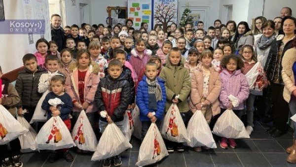 ПРЕДСЕНИК ВУЧИЋ ОБРАДОВАО МАЛИШАНЕ У КОСОВСКОЈ КАМЕНИЦИ ПРЕД БОЖИЋ: Новогодишњи пакетићи на дар ПРЕДСЕНИК ВУЧИЋ ОБРАДОВАО МАЛИШАНЕ У КОСОВСКОЈ КАМЕНИЦИ ПРЕД БОЖИЋ: Новогодишњи пакетићи на дар