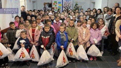 PREDSENIK VUČIĆ OBRADOVAO MALIŠANE U KOSOVSKOJ KAMENICI PRED BOŽIĆ: Novogodišnji paketići na dar PREDSENIK VUČIĆ OBRADOVAO MALIŠANE U KOSOVSKOJ KAMENICI PRED BOŽIĆ: Novogodišnji paketići na dar