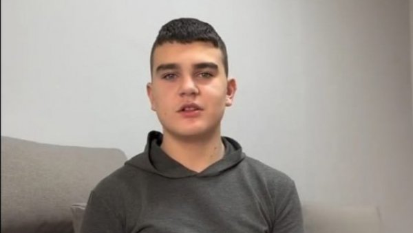 ДОЧЕКУЈЕМО БОЖИЋ БЕЗ ТАТЕ: Ово је најтужнији видео једног дечака чијем оцу треба помоћ (ВИДЕО) ДОЧЕКУЈЕМО БОЖИЋ БЕЗ ТАТЕ: Ово је најтужнији видео једног дечака чијем оцу треба помоћ (ВИДЕО)