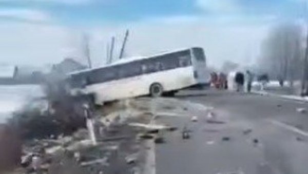 ПРВИ СНИМАК СУДАРА АУТОБУСА И КАМИОНА КОД КРАЉЕВА: Аутобус завршио у јарку, делови расути свуд по путу (ВИДЕО) ПРВИ СНИМАК СУДАРА АУТОБУСА И КАМИОНА КОД КРАЉЕВА: Аутобус завршио у јарку, делови расути свуд по путу (ВИДЕО)