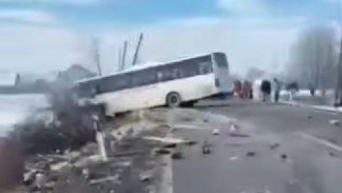 PRVI SNIMAK SUDARA AUTOBUSA I KAMIONA KOD KRALJEVA: Autobus završio u jarku, delovi rasuti svud po putu (VIDEO) PRVI SNIMAK SUDARA AUTOBUSA I KAMIONA KOD KRALJEVA: Autobus završio u jarku, delovi rasuti svud po putu (VIDEO)