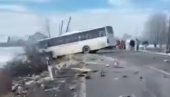 PRVI SNIMAK SUDARA AUTOBUSA I KAMIONA KOD KRALJEVA: Autobus završio u jarku, delovi rasuti svud po putu (VIDEO) PRVI SNIMAK SUDARA AUTOBUSA I KAMIONA KOD KRALJEVA: Autobus završio u jarku, delovi rasuti svud po putu (VIDEO)