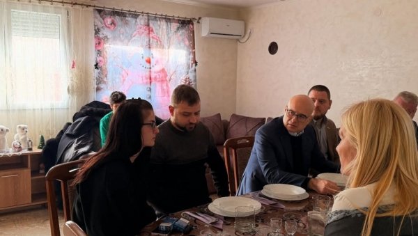 ВУЧЕВИЋ ПОСЕТИО ЗА БАДЊИ ДАН ПОРОДИЦУ ФИРИЋ: На нама је да им дамо снаге да наставе живот ВУЧЕВИЋ ПОСЕТИО ЗА БАДЊИ ДАН ПОРОДИЦУ ФИРИЋ: На нама је да им дамо снаге да наставе живот
