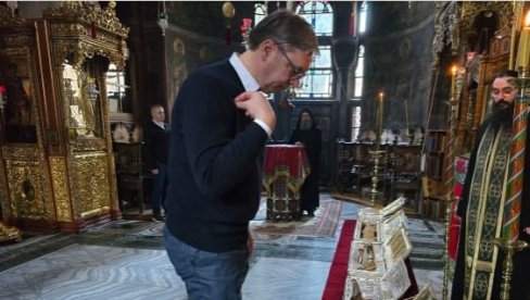 OVA GODINA NEĆE BITI LAKA ZA NAS SRBE Vučić iz Hilandara: Vratiću se jači, da guramo našu zemlju još snažnije napred OVA GODINA NEĆE BITI LAKA ZA NAS SRBE Vučić iz Hilandara: Vratiću se jači, da guramo našu zemlju još snažnije napred