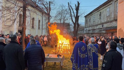 BADNJAK U PORTI USPENSKOG HRAMA U CENTRU ZRENJANINA: Uz Roždestvo i kuvano crveno vino BADNJAK U PORTI USPENSKOG HRAMA U CENTRU ZRENJANINA: Uz Roždestvo i kuvano crveno vino