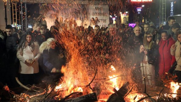 СВЕЧАНО ЗА БАДЊЕ ВЕЧЕ НА ГРАДСКОМ ТРГУ У СМЕДЕРЕВУ: Божићна литија и паљење бадњака пред грађанима СВЕЧАНО ЗА БАДЊЕ ВЕЧЕ НА ГРАДСКОМ ТРГУ У СМЕДЕРЕВУ: Божићна литија и паљење бадњака пред грађанима