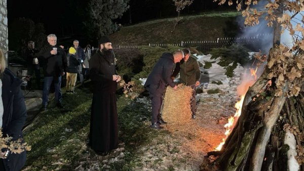 ПОРОДИЦА ЈЕ СВЕТИЊА: Паљење бадњака у манастиру Мала Ремета на Фрушкој Гори ПОРОДИЦА ЈЕ СВЕТИЊА: Паљење бадњака у манастиру Мала Ремета на Фрушкој Гори