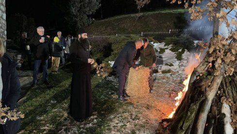PORODICA JE SVETINJA: Paljenje badnjaka u manastiru Mala Remeta na Fruškoj Gori PORODICA JE SVETINJA: Paljenje badnjaka u manastiru Mala Remeta na Fruškoj Gori