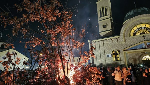 СВАКА ИСКРА ВЕРУ СВЕДОЧИ: Паљење бадњака у угљевичким храмовима СВАКА ИСКРА ВЕРУ СВЕДОЧИ: Паљење бадњака у угљевичким храмовима