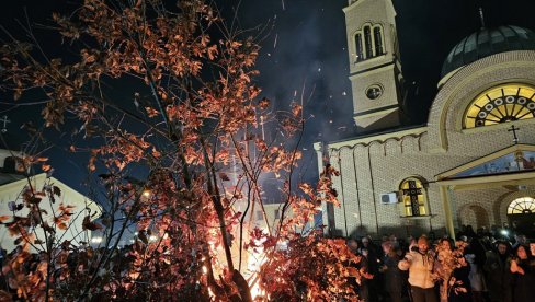 SVAKA ISKRA VERU SVEDOČI: Paljenje badnjaka u ugljevičkim hramovima SVAKA ISKRA VERU SVEDOČI: Paljenje badnjaka u ugljevičkim hramovima