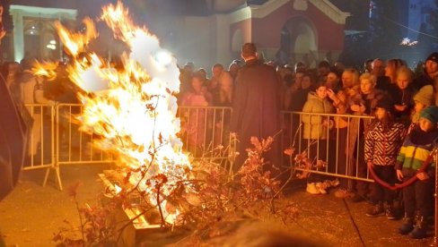 BOŽIĆNE SVEČANOSTI U KRAGUJEVCU : Tradicionalno paljenje badnjaka i lomljenje česnice u portama hramova BOŽIĆNE SVEČANOSTI U KRAGUJEVCU : Tradicionalno paljenje badnjaka i lomljenje česnice u portama hramova