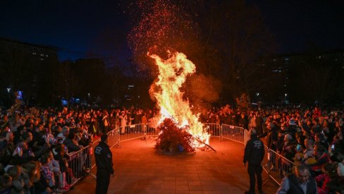 VELIKI BROJ GRAĐANA U NIŠU: Ispred Hrama cara Konstantina i carice Jelene naložen badnjak (FOTO) VELIKI BROJ GRAĐANA U NIŠU: Ispred Hrama cara Konstantina i carice Jelene naložen badnjak (FOTO)