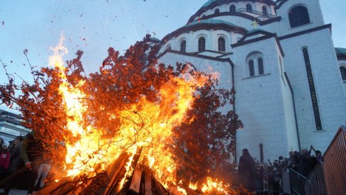 PALJENJEM BADNJAKA ISPRED HRAMA SVETOG SAVE: Beograđani tradicionalno obeležili Badnje veče PALJENJEM BADNJAKA ISPRED HRAMA SVETOG SAVE: Beograđani tradicionalno obeležili Badnje veče