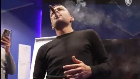 NAJVIŠE SE RADOVAO I TO PROTIV BIVŠEG KLUBA: Novi trener Milana uz tompus i ples proslavio osvajanje Superkupa Italije (VIDEO) NAJVIŠE SE RADOVAO I TO PROTIV BIVŠEG KLUBA: Novi trener Milana uz tompus i ples proslavio osvajanje Superkupa Italije (VIDEO)