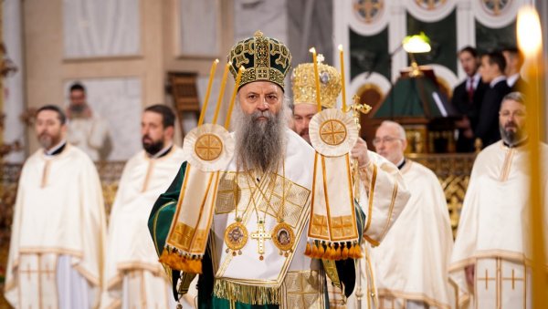 ВЕЛИКИ БРОЈ ВЕРНИКА У ХРАМУ: Патријарх Порфирије служио Божићну литургију (ВИДЕО) ВЕЛИКИ БРОЈ ВЕРНИКА У ХРАМУ: Патријарх Порфирије служио Божићну литургију (ВИДЕО)