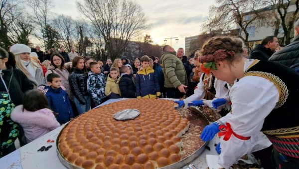 ПРАВОСЛАВНИ ХРАМОВИ ПУНИ ВЕРНИКА: У Лесковцу и околини обележено Бадње вече и Божић ПРАВОСЛАВНИ ХРАМОВИ ПУНИ ВЕРНИКА: У Лесковцу и околини обележено Бадње вече и Божић