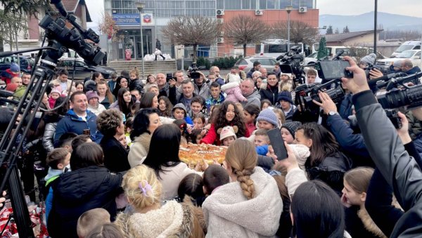 ЧЕСНИЦА ЈЕ СИМБОЛ НАШЕ ВЕРЕ У центру Грачанице ломљена чесница тешка десет килограма са три златника ЧЕСНИЦА ЈЕ СИМБОЛ НАШЕ ВЕРЕ У центру Грачанице ломљена чесница тешка десет килограма са три златника