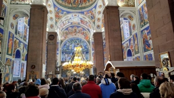 БОЖИЋНА ЛИТУРГИЈА И ЧЕСНИЦА: У Параћину најрадоснији празник прослављен на традиционални начин (ФОТО) БОЖИЋНА ЛИТУРГИЈА И ЧЕСНИЦА: У Параћину најрадоснији празник прослављен на традиционални начин (ФОТО)