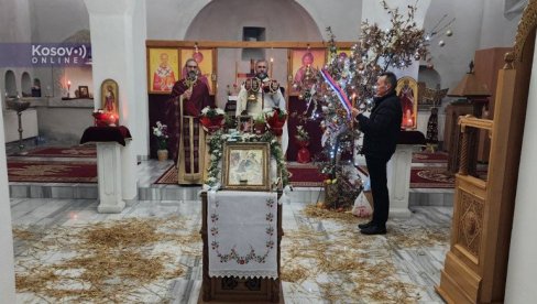 ВЕРНИЦИ ЗА БОЖИЋ У ЦРКВИ СВЕТОГ НИКОЛЕ У ПРИШТИНИ: Долазак за празник буди наду да ћемо се једног дана вратити (ВИДЕО) ВЕРНИЦИ ЗА БОЖИЋ У ЦРКВИ СВЕТОГ НИКОЛЕ У ПРИШТИНИ: Долазак за празник буди наду да ћемо се једног дана вратити (ВИДЕО)