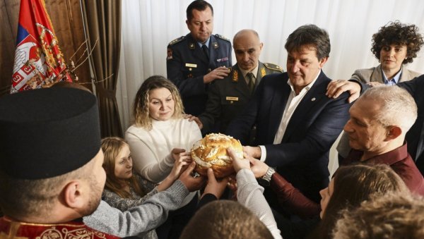 ПОРОДИЦА ЈЕ СТУБ, НЕ САМО ЈАКОГ ДРУШТВА, ВЕЋ И СНАЖНЕ ДРЖАВЕ Божићни ручак министра Гашића са седмочланом породицом припадника Војске ПОРОДИЦА ЈЕ СТУБ, НЕ САМО ЈАКОГ ДРУШТВА, ВЕЋ И СНАЖНЕ ДРЖАВЕ Божићни ручак министра Гашића са седмочланом породицом припадника Војске