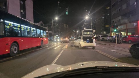 SUDAR DVA AUTOMOBILA: Saobražajna nesreća u Požeškoj ulici (FOTO) SUDAR DVA AUTOMOBILA: Saobražajna nesreća u Požeškoj ulici (FOTO)