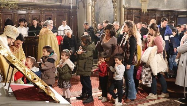 ВЕРА СЕ ВОЛИ ОД МАЛИХ НОГУ: Божићној литургији у препуном Саборном храму новосадском присуствовало и пуно младих (ФОТО) ВЕРА СЕ ВОЛИ ОД МАЛИХ НОГУ: Божићној литургији у препуном Саборном храму новосадском присуствовало и пуно младих (ФОТО)