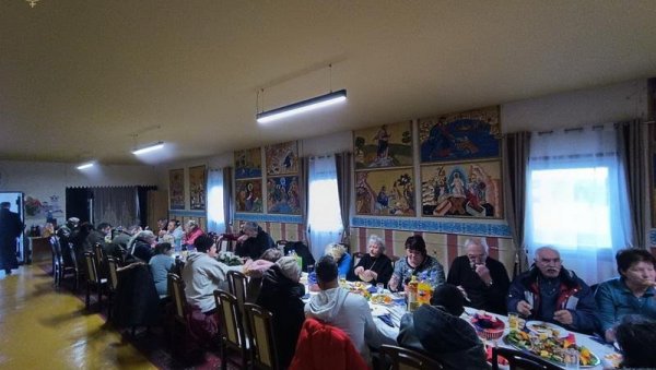 УЗ МОЛИТВУ И БОЖИЋНА ТРПЕЗА: Народна кухиња Епархије бачке за четири године приредила 180 хиљада оброка УЗ МОЛИТВУ И БОЖИЋНА ТРПЕЗА: Народна кухиња Епархије бачке за четири године приредила 180 хиљада оброка