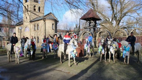 HOĆE LI SE I OŽENITI? Mladi momci i ove godine jahali konje po Banatskom Karađorđevu (FOTO) HOĆE LI SE I OŽENITI? Mladi momci i ove godine jahali konje po Banatskom Karađorđevu (FOTO)